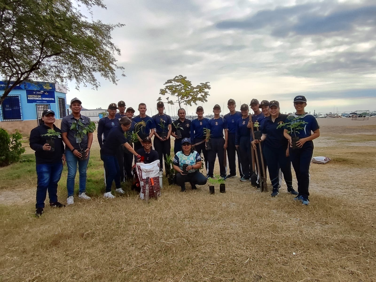 Las guardiamarianas de tercer año, integrantes del proyecto "Océanos Sanos, Playas Limpias y Reforestadas", cumplen con uno de sus componentes al llevar a cabo la reforestación en las playas de la provincia de Santa Elena.