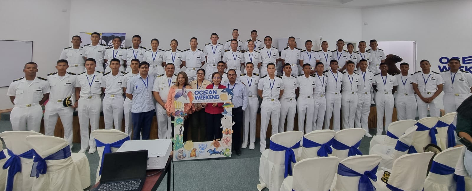 Las guardiamarianas de tercer año, participantes del proyecto "Océanos Sanos, Playas Limpias y Reforestadas", asisten al evento internacional Ocean Week como parte de su formación para convertirse en capacitadoras en el cuidado del océano.