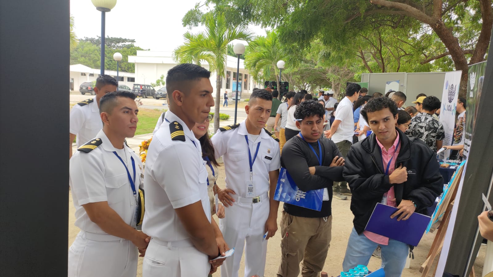 Las guardiamarianas de tercer año, participantes del proyecto "Océanos Sanos, Playas Limpias y Reforestadas", asisten al evento internacional Ocean Week como parte de su formación para convertirse en capacitadoras en el cuidado del océano.