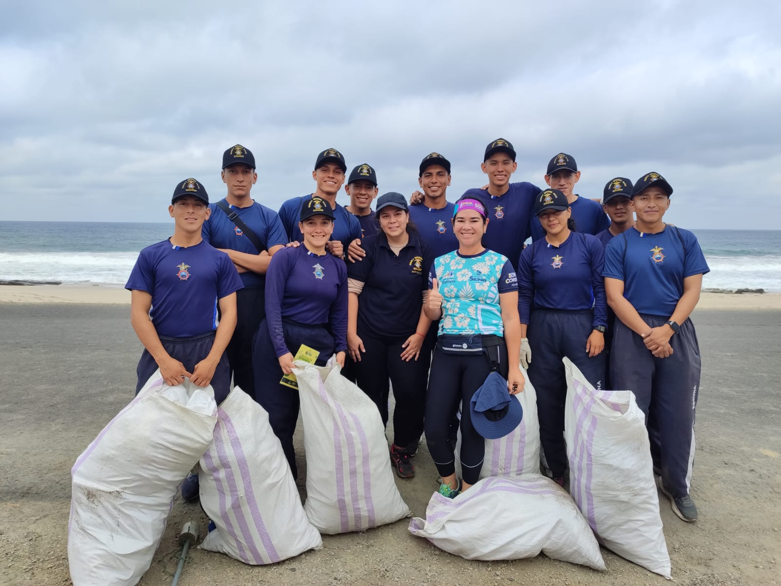 Las guardiamarianas de tercer año, integrantes del proyecto "Océanos Sanos, Playas Limpias y Reforestadas", participan en el campeonato de recolección de desechos sólidos domésticos en Mar Bravo-Salinas.